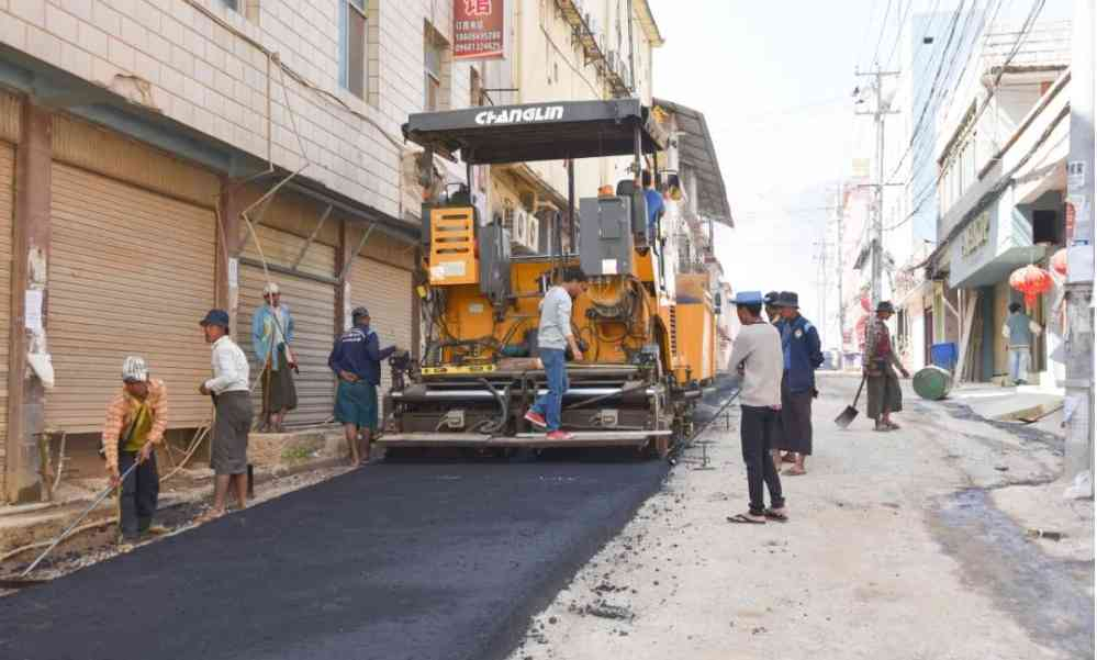 果敢老街银丰红绿灯路口至双凤塔路段道路建设今日启动