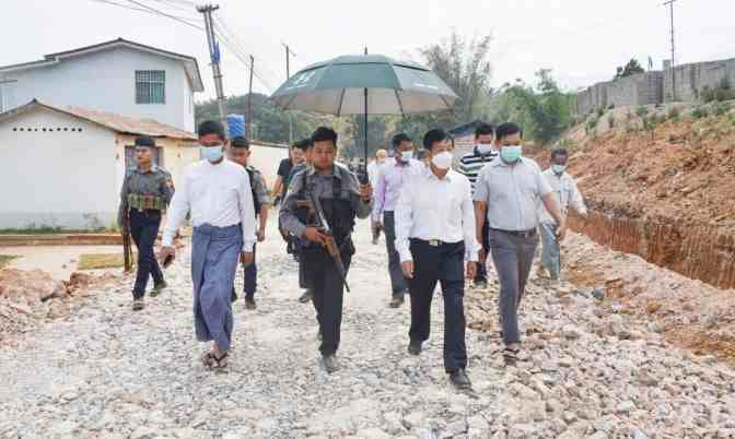 李正福主席视察南里穑房至满赛卡站一线的道路施工情况