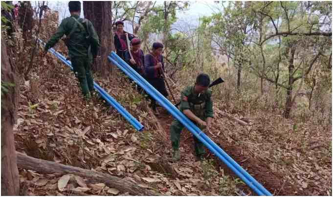 果敢同盟军511旅某部官兵助民架水进村