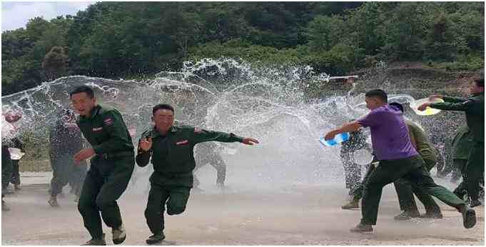 驻红岩解放区官兵举行泼水节活动