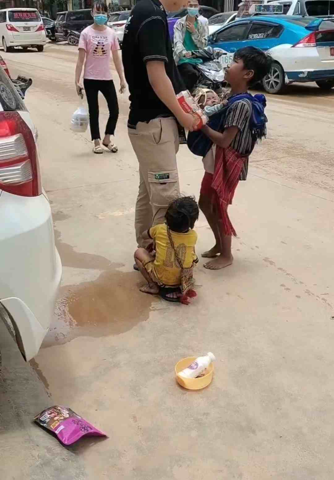 追逐、抱大腿、吐口水骂人！掸邦北部果敢老街的乞讨者泛滥成灾